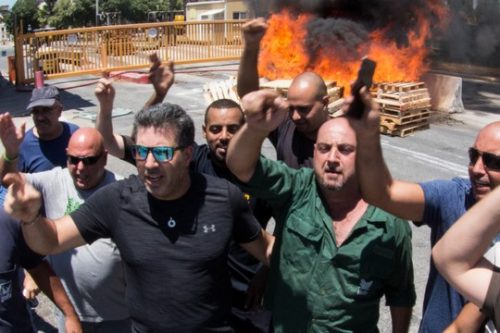 חיפה כימיקלים מנסה לכופף את המדינה על הגב של העובדים