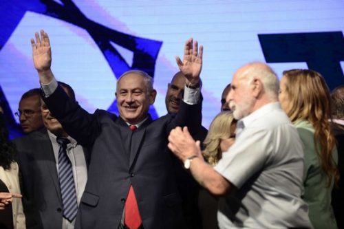 מלך ישראל. נתניהו בכנס התמיכה בו על רקע החקירות נגדו (תומר נויברג/פלאש90) מלך ישראל. נתניהו בכנס התמיכה בו על רקע החקירות נגדו (תומר נויברג/פלאש90)