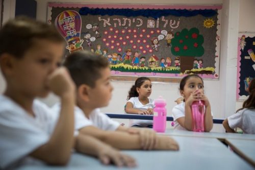 אין דבר שילדים רוצים יותר מאשר לזוז. אז דורשים מהם לשבת (הדס פרוש/פלאש90)