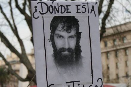 "איפה אתה סנטיאגו?" שלט בהפגנה בבואנוס איירס (Carina En Sanderloz)