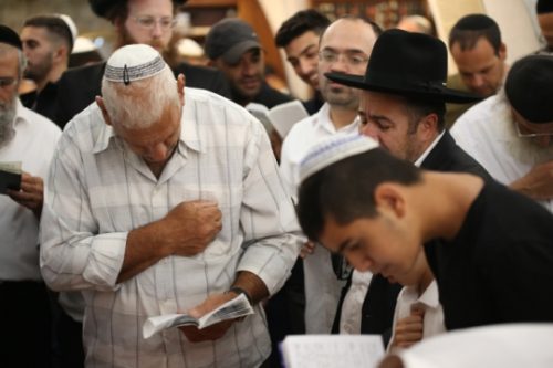 אמירת סליחות לקראת ראש השנה (צילום: דוד כהן, פלאש90) אמירת סליחות לקראת ראש השנה (צילום: דוד כהן, פלאש90)
