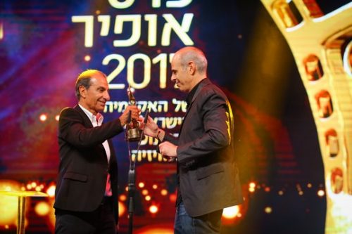בעצם דבריו מעוז מרדד את הסרט לממדיו של הקרב בין יו"ר קרן הקולנוע כתריאל שחורי לשרת התרבות מירי רגב, וסוגר במו ידיו את הרווח הפלאי שמימנו יכול לבוא תיקון. שמוליק מעוז לצד השחקן ששון גבאי בטקס פרסי אופיר (פלאש90)