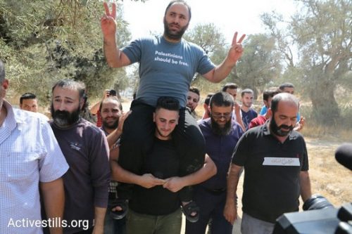 פעיל זכויות האדם מחברון עיסא עמרו משתחרר לאחר שישה ימי מעצר בידי הרשות הפלסטינית (אורן זיו/אקטיבסטילס)