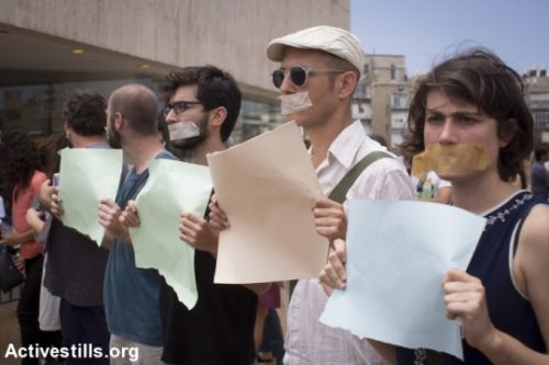 אמנים ופעילי שמאל מפגינים במחאה על החלטת משרד התרבות נגד תיאטרון יפו (צילום: אורן זיו, אקטיבסטילס)