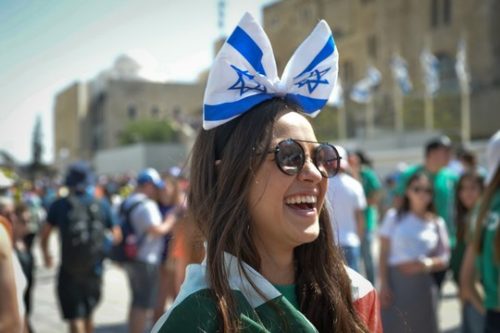 ציונות זאת ילדותנו כשטיפסנו על טנקים בכיכרות ותלינו דגלי חיילות צה"ל בבית, ופוסטרים של מטוסי חיל האוויר בחדר (יוסי זליגר/פלאש90)