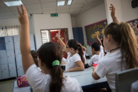 הסללה במערכת החינוך: עניים מוסללים יותר (בית ספר, אילוסטרציה: הדס פרוש, פלאש90)