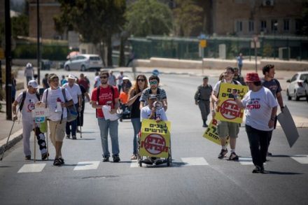 מאבק הנכים. חוסמים כביש בירושלים (יונתן זינדל / פלאש90)