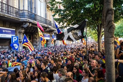 מפגינים בברצלונה לאחר מעצרם של בכירים בממשלת קטאלוניה במאמץ למנוע את משאל העם (מריוס מונטונה/ויקימדיה CC BY-SA 4.0)