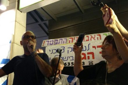 אלדד יניב. שבוע 50 ברציפות מול בית היועמ"ש בפתח תקווה (אורלי נוי)