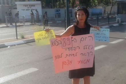 איריס גור תומכת בבתה הסרבנית בכניסה לבקו"ם אחרי 89 ימי כליאה במצטבר.