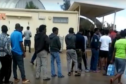 תורים ארוכים למים בכניסה לקנטינה בכלא חולות ביום חמישי האחרון. ברי המזל הצליחו לצאת עם בקבוקי מים בידיהם (חדשות מחולות)