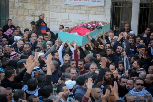 הלוויתו של באסל מוסטפא איברהים, שנהרג על ידי חיילים בענתא במהלך עימותים סביב הכרזת טראמפ על ירושלים (פלאש90)