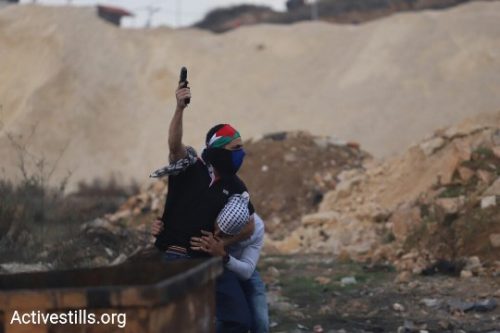 מסתערבים עוצרים מפגינים פלסטינים במחסום בית אל, בצפון רמאללה, שמוחים על הכרזתו של טראמפ להעביר את השגרירות האמריקנית לירושלים. 13.12.2017 (אורן זיו, אקטיבסטילס)