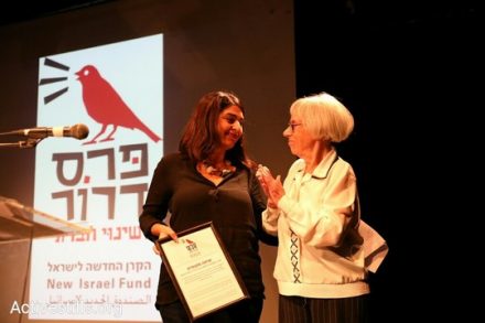 אורלי נוי מקבלת את פרס דרור בשם מערכת שיחה מקומית מידי השופטת בדימוס דליה דורנר (אורן זיו/אקטיבסטילס)
