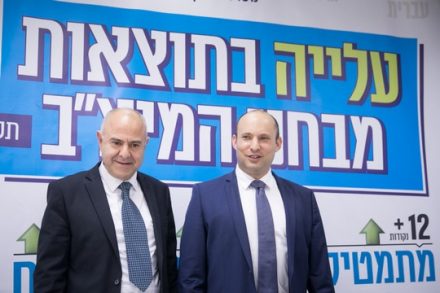 פייק ניוז: שר החינוך בנט, ומנכ"ל משרדו שמואל אבואב מודיעים על עלייה בתוצאות מבחני המיצ"ב (מרים אלסטר/פלאש90)