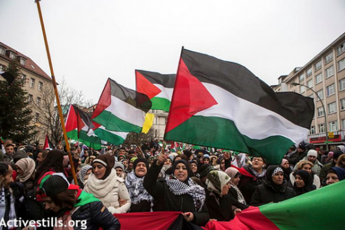 פקיד ישראלי מאיים על מפגינים בגרמניה: "אנחנו יודעים מי אתם. תחיו בפחד"