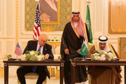 הנשיא טראמפ והמלך סלמאן חותמים על הסכם חזון משותף בין ארה"ב לסעודיה. 20 במאי 2017, ריאד (צילום: Shealah Craighead, הבית הלבן, CC BY 2.0)