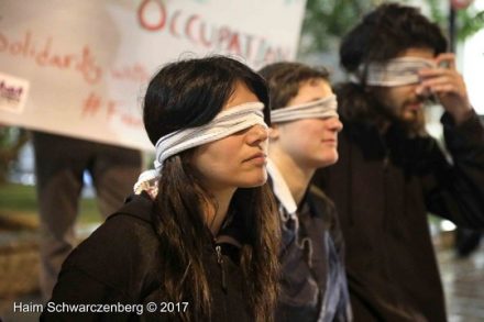 מיצג מחאה מול הקריה בקריאה לשחרור בנות משפחת תמימי. 24 בדצמבר 2017. (צילום: חיים שוורצנברג)