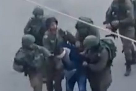 חיילים מכים, בועטים ונותנים ברכיות לפלסטיני אזוק ומכוסה עיניים בחברון. 18 בדצמבר 2017 (צילום מסך מתוך סרטון ISM)