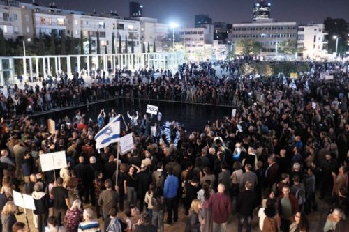 אלפים ב"צעדת הבושה" בתל אביב נגד שחיתות שלטונית (תומר נויברג / פלאש 90)