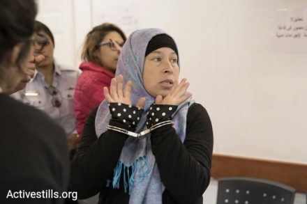 נרימן תמימי בבית המשפט הצבאי בעופר היום. לסמן וי זו פרובוקציה (צילום: אורן זיו/אקטיבסטילס)