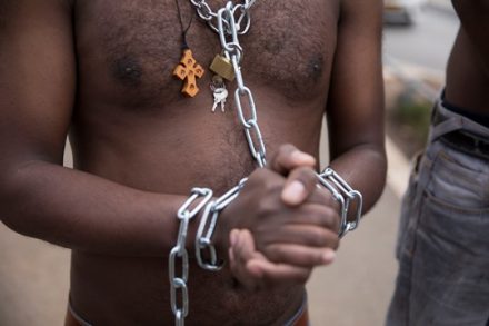 מיצג "שוק עבדים" של מבקשי מקלט אריתראים מחוץ לכנסת במחאה על תוכנית הגירוש (צילום: אורן זיו/אקטיבסטילס)