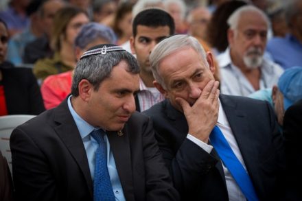 אלקין מסתודד עם ראש הממשלה נתניהו (צילום: מרים אלסטר / פלאש90)