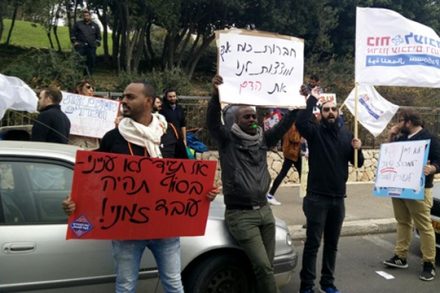 עובדי חסות הנוער מפגינים נגד פיטוריהם (צילום: אלברט סופר)