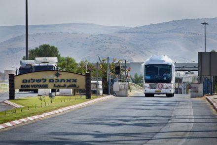 הגבול לארצי מפריד בינינו. בעלי ובתי נכנסו מגשר אלנבי, אני מגשר בית שאן (בתמונה). (צילום: משה שי / פלאש 90)