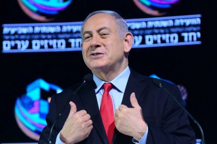 ראש הממשלה נתניהו נואם באירוע בתל אביב יממה לאחר פרסום המלצות המשטה להעמידו לדין באשמת שוחד (צילום: תומר נויברג / פלאש 90)