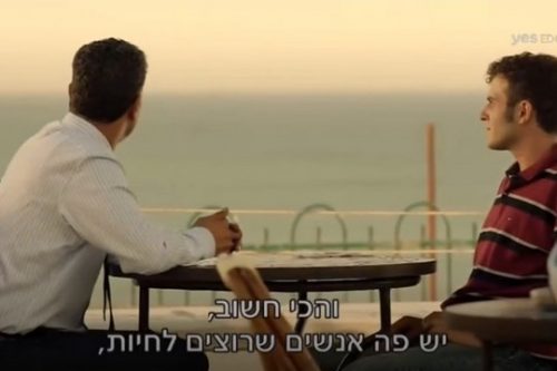מגרונו של המנהיג הפלסטיני בוקע כל מה שאנחנו היהודים חושבים שהפלסטינים צריכים לחשוב עלינו. צילום מסך מתוך העונה השניה של פאודה