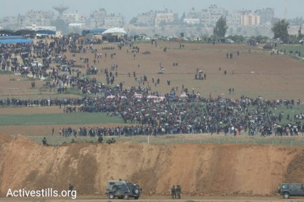אלפי מפגינים נוהרים מתוך עזה לעבר הגבול, מל ניר עם, בצעדת השיבה. יום האדמה, 30 במרץ 2018 (אורן זיו/ אקטיבסטילס)