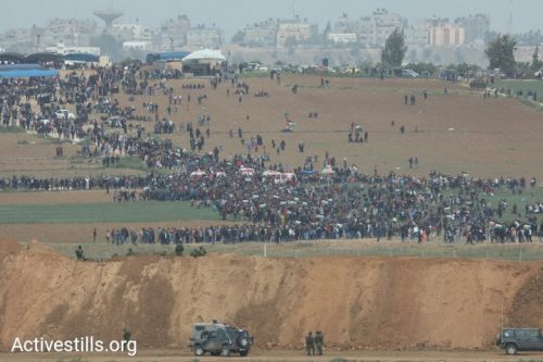 אלפי מפגינים נוהרים מתוך עזה לעבר הגבול, מל ניר עם, בצעדת השיבה. יום האדמה, 30 במרץ 2018 (אורן זיו/ אקטיבסטילס)