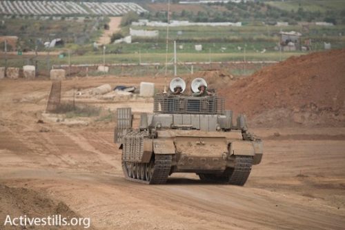 כוחות משוריינים מתכוננים לקראת המפגינים הפלסטינים. 30 במרץ 2018, אזור ניר עם (צילום: אורן זיו / אקטיבסטילס)
