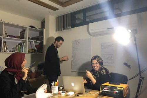 מג'ד אל-משהראווי (מימין) משתמשת ב"סאן בוקס" במשרד שלה כדי להפעיל מנורה ומחשב (צילום באדיבות "אנחנו לא מספרים")