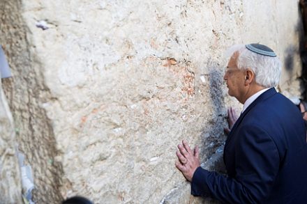 השגריר האמריקאי דיוויד פירדמן ליד הכותל. הפלסטינים בירושלים הוא הקבוצה הכי מופלה וענייה, למעט עזה (צילום: רוב גוסט/פלאש90)