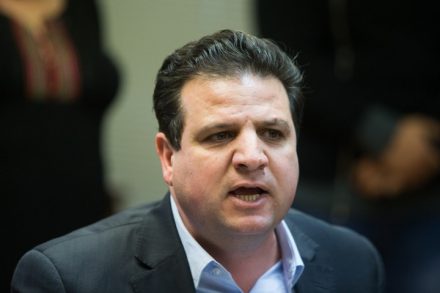 עמדה "ערכית" על סוריה של "גינוי כל פגיעה באזרחים". יו"ר הרשימה המשותפת איימן עודה (יונתן זינדל/פלאש90)