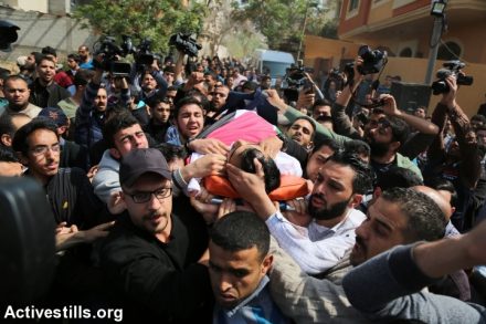 הלוויית הצלם יאסר מותרג'א בעזה. מרוב שהמחזה שגרתי, אנחנו שוכחים לראות שם אנשים (צילום: אקטיבטילס)