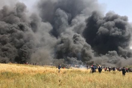 מבעירים צמיגים מהצד הפלסטיני. (צילום: מוחמד סבאח, בצלם)