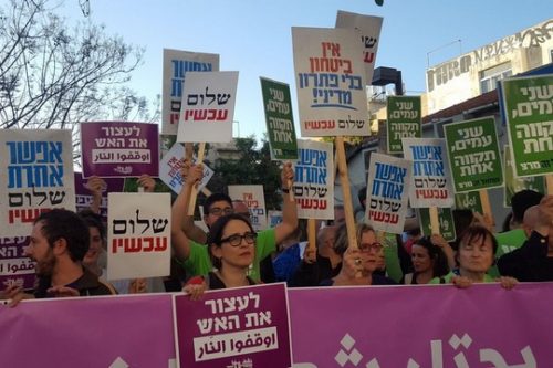 חמש מאות מפגיני שמאל מול מצודת זאב בתל אביב, במחאה על הרג המפגינים בגבול עזה. (צילום: יניב שחם, שלום עכשיו)