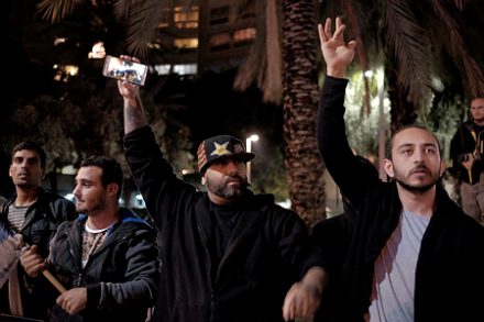 "הצל" בהפגנה בתל אביב. רוחו ריחפה מעל לציד משתתפי אירוע שוברים שתיקה בתל חי (צילום: תומר נויברג/פלאש 90)