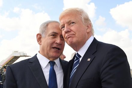 נתניהו לוחש לטראמפ. ההחלטה של הנשיא האמריקאי תחזק את הקיצונים באיראן (צילום: פלאש90/קובי גדעון)