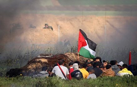 222 פלסטינים נהרגו מאש חיילים במחאות "מצעד השיבה". 11 מקרים נחקרו. מפגינים בעזה מול הצלפים הישראלים מעבר לגדר. (צילום: עבד רחים ח'טיב/פלש90)