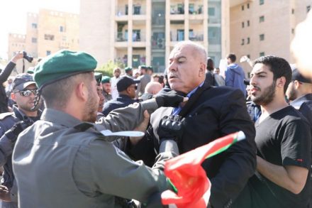 שוטר חונק את יו"ר ועדת המעקב מחמד ברכה. השוטרים התנפלו על המפגינים למרות שמחאה תואמה מראש (אורן זיו / אקטיבסטילס)