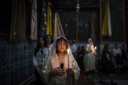 מתפללות בכנסיית סיינט ג'יימס ברובע הארמני בעיר העתיקה בירושלים. יום השנה ה-101 לרצח עם הארמני. (תמונה של הדס פרוש / פלאש90)