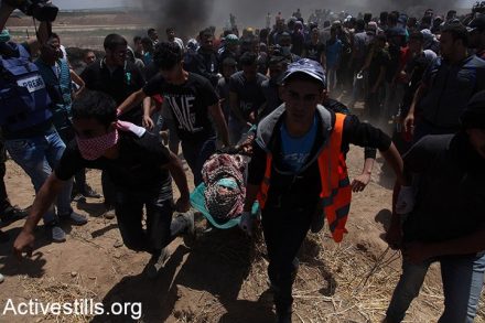 בעימות צבאי, לישראל תמיד היה ויהיה יתרון מובנה. מול עשרות אלפי אזרחים שרצים לגדר – הרבה פחות. פצועים מפונים בהפגנת השיבה גבול עזה, 15 במאי 2018 (אקטיבסטילס)