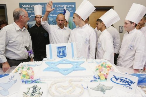ההסללה חיה ובועטת מתחת לפני השטח. נפתלי בנט בביקור בבית ספר אורט (מרים אלסטר/פלאש90)