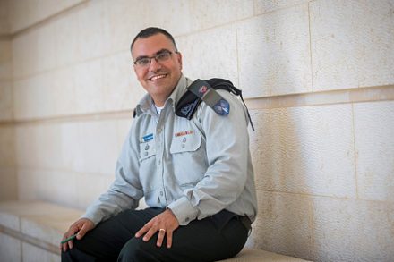 רס"ן אביחי אדרעי, דובר צה"ל בערבית. קרא לנשים למלא את חובתן הדתית ולהישאר בבית (צילום: יונתן סינדל/פלש90)
