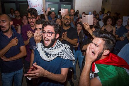 מפגינים בחיפה נגד הרג המפגינים בעזה ואלימות המשטרה בעיר (צילום: מאיר ועקנין/פלש90)