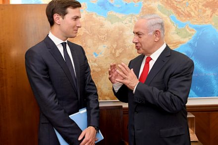 נתניהו מרצה לג'ראד קושנר, השליח האמריקאי. כדי להבין את המדיניות האמריקאית צריך לקרוא טוקבקים, לא מאמרים (צילום: מתי סטרן, השגרירות האמריקאית בישראל)